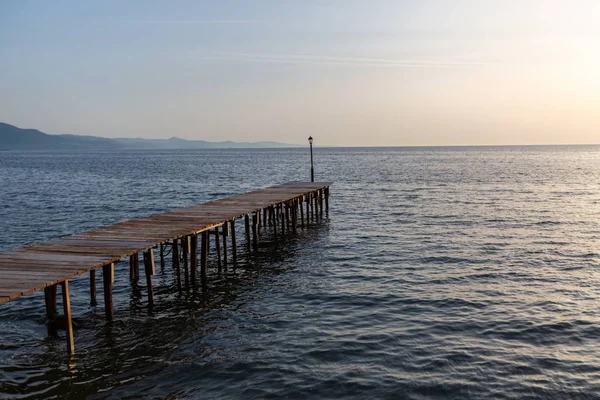 Wooden pier over the beautiful calm ocean captured in Lesbos, Greece — Stock Photo, Image