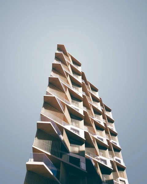 Fotografía vertical de bajo ángulo de un exótico edificio moderno bajo el cielo azul — Foto de Stock