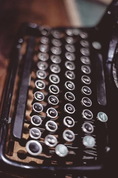 Vertical closeup shot of a black vintage typewriter — Stock Photo, Image