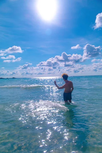Atletik Bir Erkeğin Okyanusa Yansıyan Nefes Kesici Gündoğumunun Keyfini Çıkarırken — Stok fotoğraf