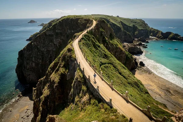 Een Hoge Hoek Opname Van Een Weg Kliffen Oceaan Veroverd — Stockfoto