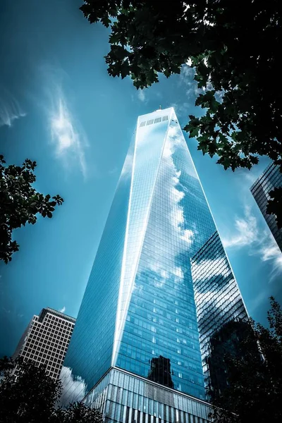 Вертикальний Знімок Під Низьким Кутом Сучасної Бізнес Будівлі Торкається Неба — стокове фото