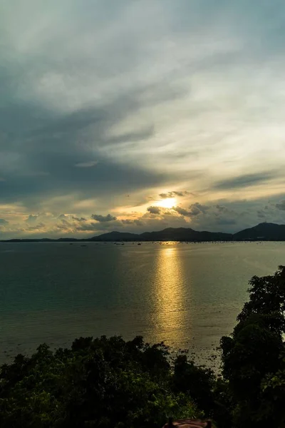 Una Hermosa Toma Vertical Impresionante Puesta Sol Que Refleja Océano — Foto de Stock