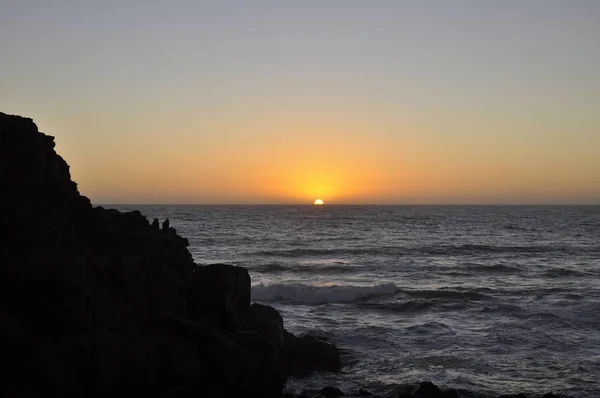 Piękne ujęcie zapierającego dech w piersiach zachodu słońca nad spokojnym oceanem w godzinach wieczornych — Zdjęcie stockowe