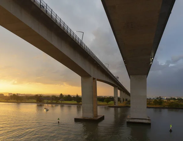 Captura de bajo ángulo de un puente sobre el río Brisbane cerca del puerto de Brisbane en Australia —  Fotos de Stock