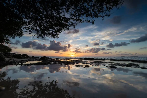 Ein Atemberaubender Sonnenuntergang Der Sich Meer Bonaire Karibik Widerspiegelt — Stockfoto