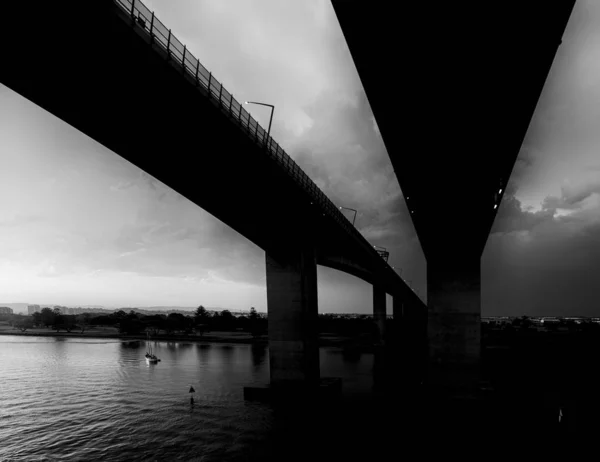 澳大利亚布里斯班港附近布里斯班河上一座桥的灰度拍摄 — 图库照片