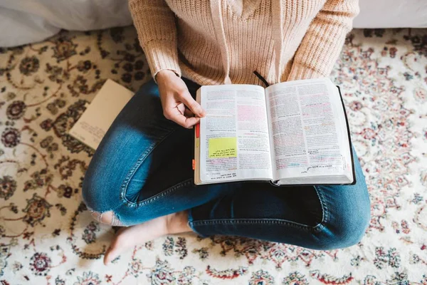 Vrouw lezing Bijbel — Stockfoto