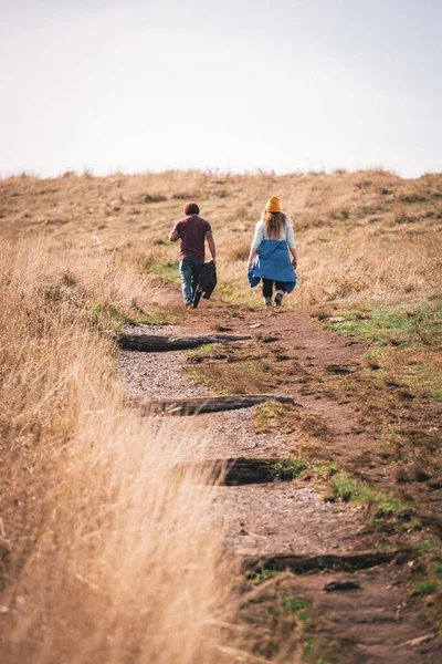 Vertikale Aufnahme von Menschen, die auf den Gipfel des Berges gehen — Stockfoto