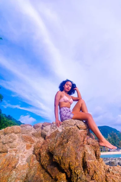 Vertical Low Angle Shot Attractive Female Sitting Rock Formation Getting — стоковое фото