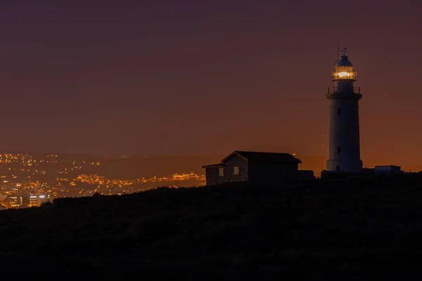 Piękny Widok Latarni Morskiej Domu Wzgórzu Zdobytym Nocy Cyprze — Zdjęcie stockowe