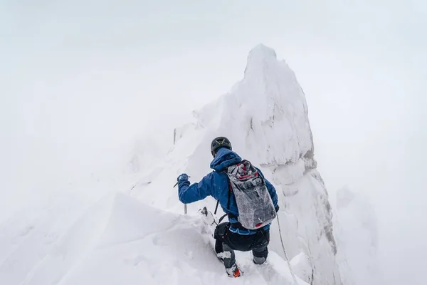 Mountain climber climbing the snow covered Alps in Mont Blanc Massif — Stock Photo, Image