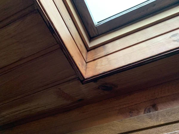 Ángulo de una ventana de madera contrachapada marrón con gafas y luz solar durante el día — Foto de Stock