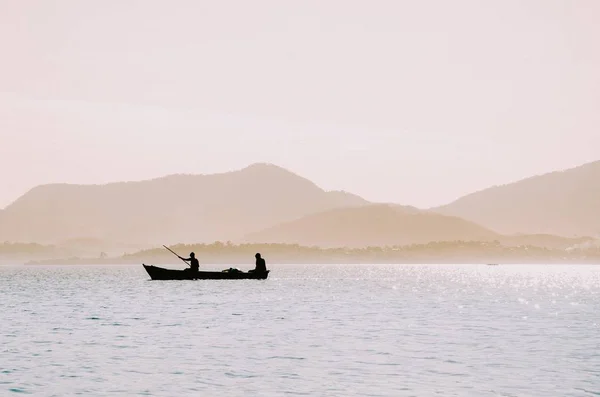 Rio de Janeiro 'da küçük bir teknede balıkçıların siluetleri. — Stok fotoğraf