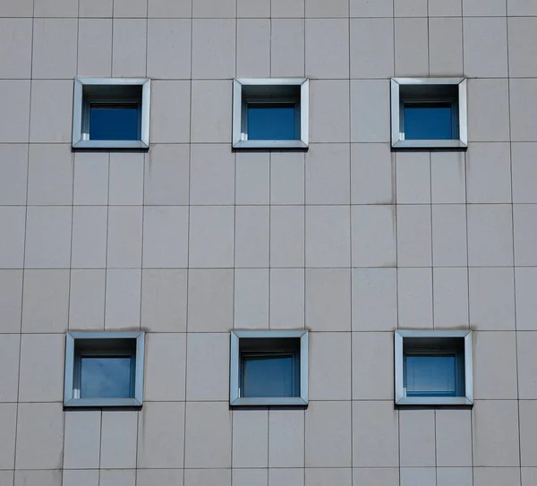 Weiße Wand mit Fliesen und quadratischen Fenstern - ideal für einen kühlen Hintergrund — Stockfoto