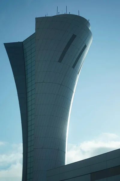 캘리포니아 공항 관제탑의 수직 사진 — 스톡 사진