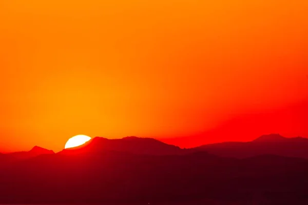 Прекрасный Пейзаж Заходящего Солнца Горами Золотым Небом — стоковое фото