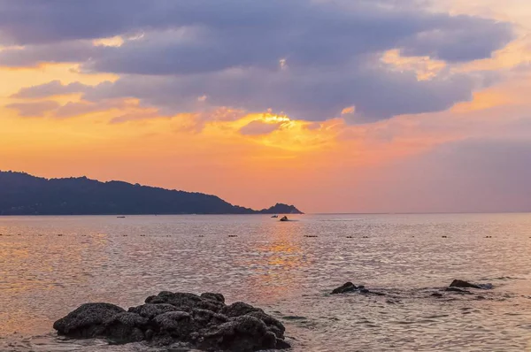 Barevná obloha západu slunce nad oceánem v blízkosti pláže Patong ostrova Phuket v Thajsku — Stock fotografie