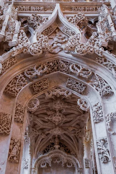 Vertical Low Angle Shot Beautiful Carvings Statue Old Building — 스톡 사진