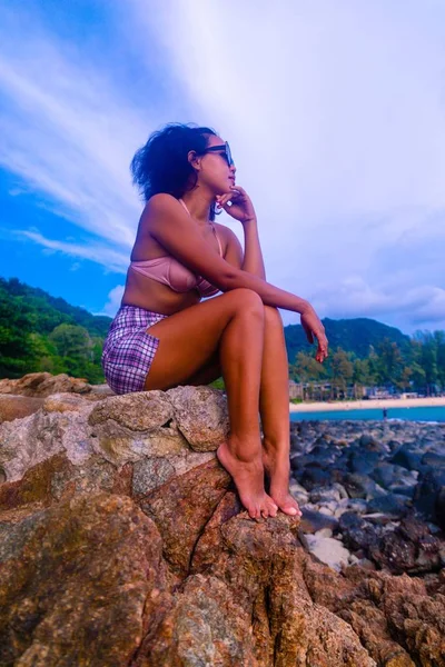 Vertical Shot Attractive Female Sitting Rock Formation Enjoying Nice Day — ストック写真