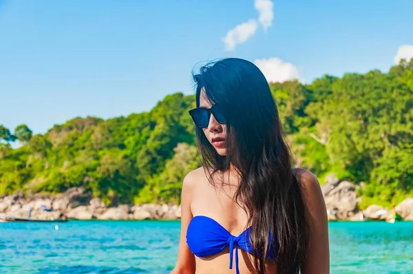 Gros Plan Beau Modèle Asiatique Bikini Bleu Regardant Vers Bas — Photo
