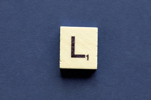 Lettera L su un cubo di legno da un gioco di parole da tavolo — Foto Stock