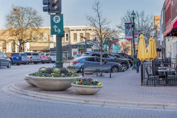 Utsikt över bilar parkerade av en asfalterad gata fångas i Mckinney, Texas, USA — Stockfoto