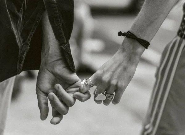 一对牵手夫妇的灰度镜头- -爱与感情的概念 — 图库照片