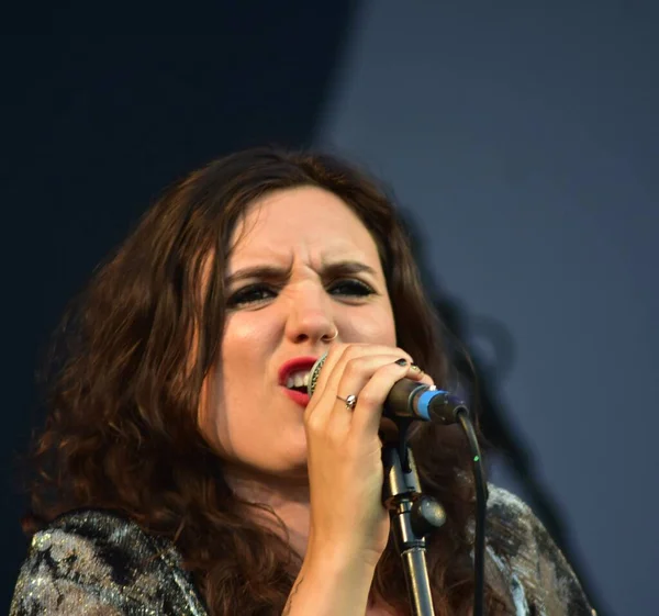 Broken Bones Matilda in performance at the Pub in the Park festival, Bath, England. 22 June 2019. — Stock Photo, Image