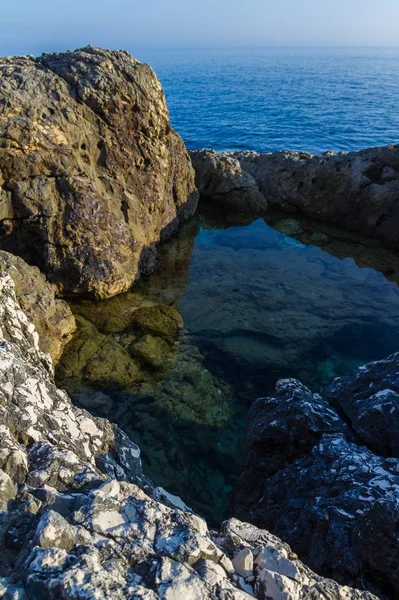 Vertikal Bild Liten Sjö Bildas Inuti Klipporna Vid Kamenjaks Kust — Stockfoto