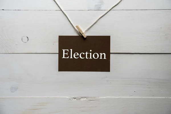 選挙が書かれたロープに取り付けられた看板の閉鎖ショット — ストック写真