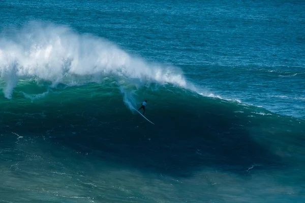 Onda alta do Oceano Atlântico que leva o surfista para a costa de Nazare, Portugal — Fotografia de Stock