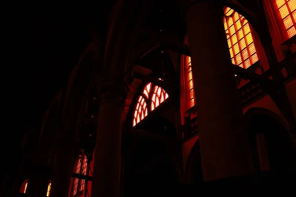 Χαμηλή γωνία λήψης ενός σύγχρονου κτιρίου με παράθυρα και κόκκινα φώτα νέον — Φωτογραφία Αρχείου