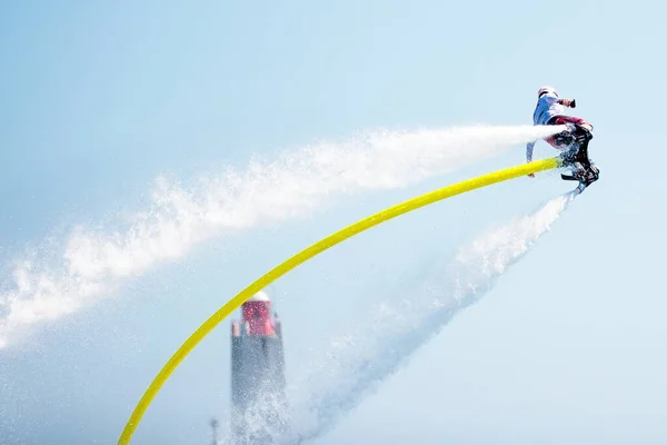 Colpo Angolo Basso Una Persona Che Esegue Flyboarding Perfetto Articolo — Foto Stock