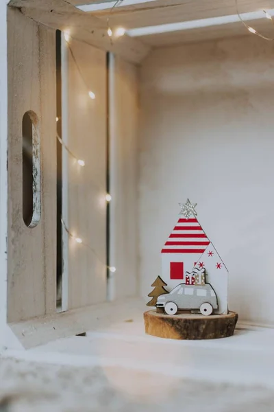 Plan vertical d'une décoration de Noël dans une boîte en bois — Photo
