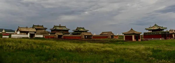 Panoramic view of a rural area surrounded by red Chinese buildings under a cloudy sky — Stock Photo, Image