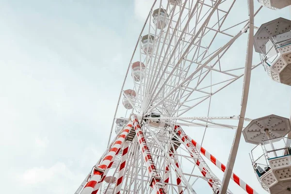 Gros plan à angle bas du carrousel Ferris Wheel avec des rayures rouges et blanches — Photo