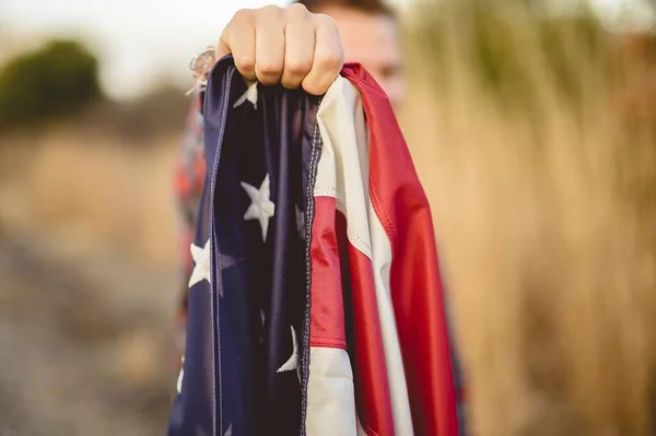 Κοντινό πλάνο ενός άνδρα που κρατά τη σημαία των Ηνωμένων Πολιτειών — Φωτογραφία Αρχείου
