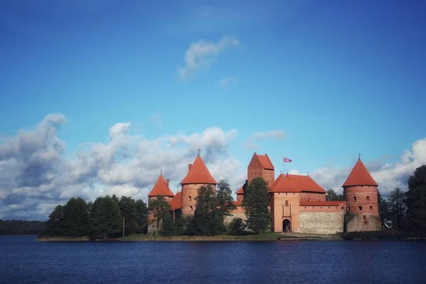 Zabytkowy zamek Trakai na Litwie w pobliżu jeziora pod pięknym zachmurzonym niebem — Zdjęcie stockowe
