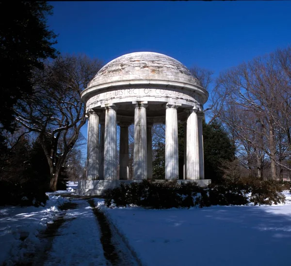 Washingtoner Kriegerdenkmal im Schnee — Stockfoto