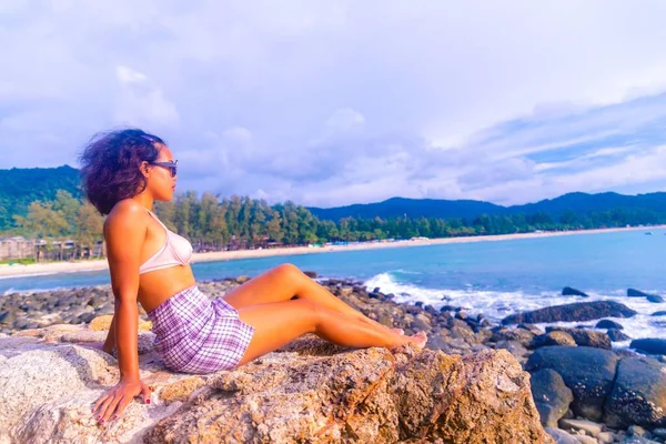 Una Bella Foto Una Donna Seduta Una Formazione Rocciosa Che — Foto Stock