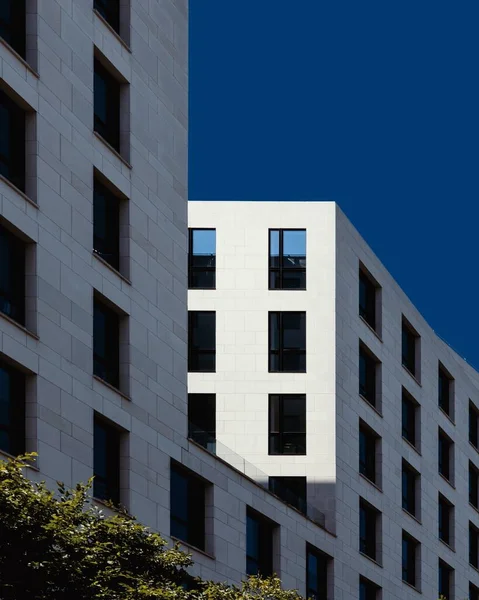 Függőleges alacsony szögű lövés egy fehér kő épület alatt a tiszta kék ég — Stock Fotó