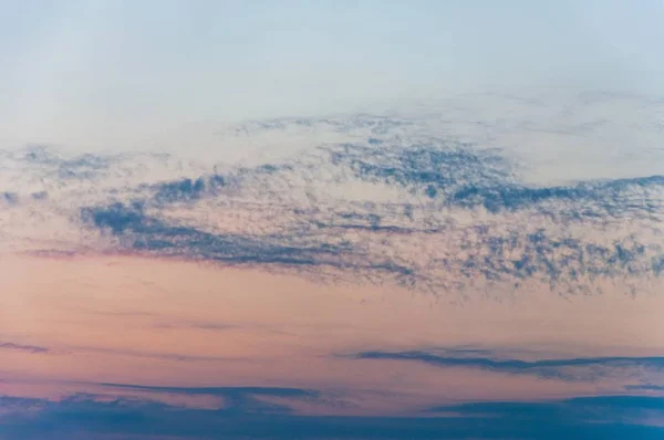让人叹为观止的是，飘飘欲仙的白云聚集在一起，构成了美丽的天空 — 图库照片