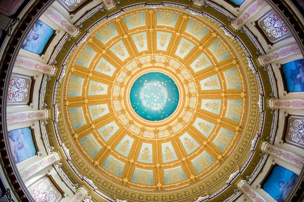 Снимок с низкого угла потолка Капитолия штата Мичиган — стоковое фото