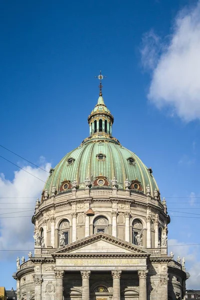 Vertikal bild av Frederiks kyrka under den blå himlen fångas i Köpenhamn, Danmark — Stockfoto