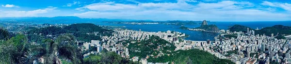 Bela foto panorâmica de uma paisagem urbana com muitos prédios perto do mar no Rio de Janeiro, Brasil — Fotografia de Stock