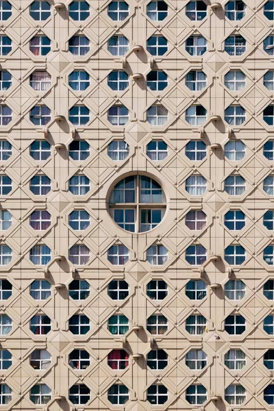 Colpo verticale di belle finestre su un grattacielo marrone — Foto Stock