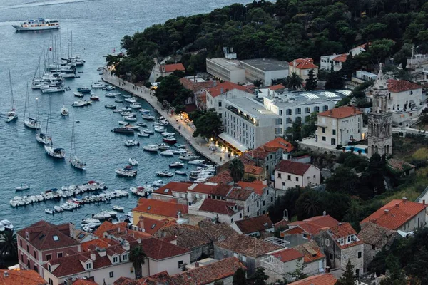 Foto aérea de una hermosa costa con un puerto en Croacia —  Fotos de Stock