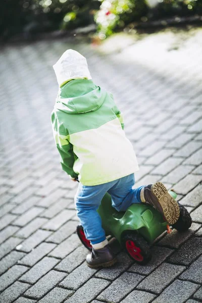 Вертикальный Снимок Ребенка Играющего Игрушечной Машиной Парке — стоковое фото