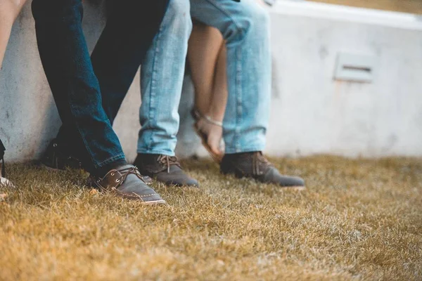 Primer plano de personas sentadas una cerca de la otra con un fondo borroso —  Fotos de Stock